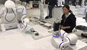 雙臂協(xié)作機器人、柔性機器人與工作人員 組成的新型機器人工作站