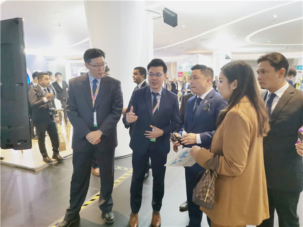 1573701122231978.jpg 馬來西亞國際貿(mào)易及工業(yè)部長拿督達(dá)勒雷京親臨新松展位.jpg