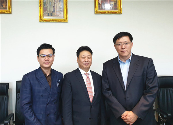 1573701177976674.jpg 與中國科學(xué)院曼谷中心主任姜標(biāo)博士合影.jpg