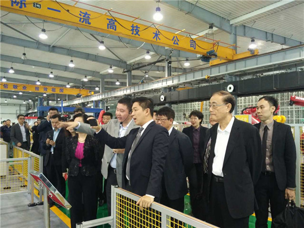 1573701321599370.jpg 新加坡國會(huì)議長陳川仁一行蒞臨新松公司考察.jpg