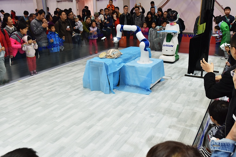 國內(nèi)首臺腫瘤消融醫(yī)療輔助機器人亮相