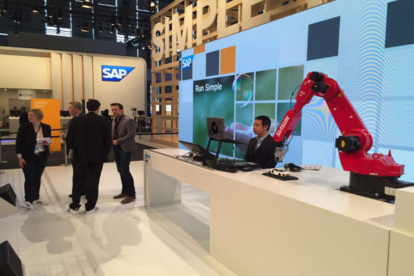 新松機(jī)器人公司與德國(guó)SAP公司聯(lián)合參展CeBIT 2015，獲中德副總理高度評(píng)價(jià)