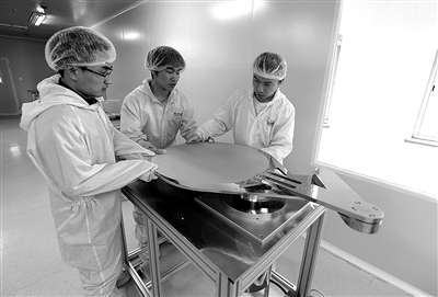 中國(guó)工業(yè)機(jī)器人需求增長(zhǎng)居首 國(guó)產(chǎn)機(jī)器人產(chǎn)業(yè)化開啟