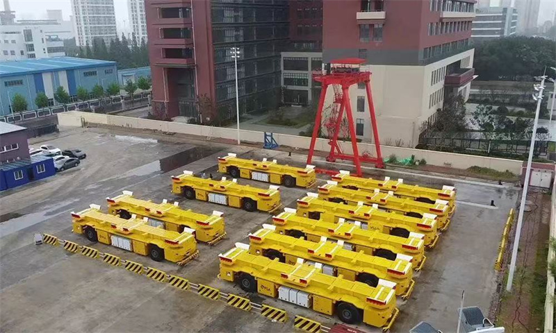 指尖新聞——【走進(jìn)“國際沈”】連創(chuàng)里程碑！新松港口移動機器人海外累計交付超100臺，全球首臺空集裝箱堆碼機器人正式發(fā)布