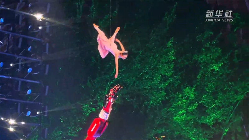 新華社——機器人助力幸福生活｜這只“變形金剛手臂”成舞林高手