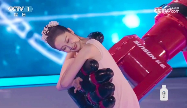 人民網(wǎng)——端午晚會再現(xiàn)人機共舞，這只“大手”來自沈陽新松